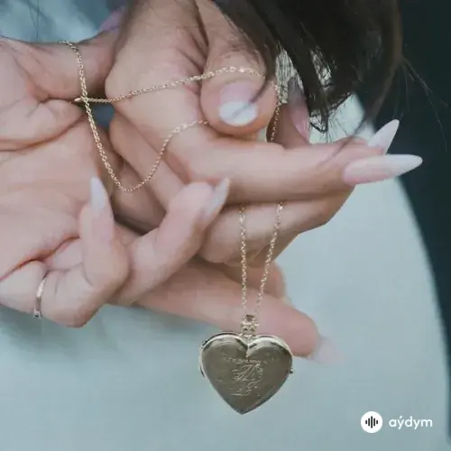 Madison Beer - Locket Theme